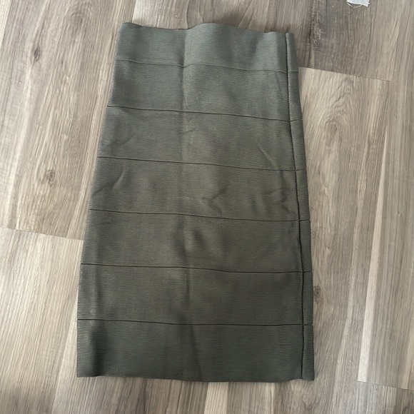 Bebe bodycon army green skirt - Picture 2 of 4